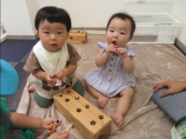 初めてのおもちゃに興味津々!