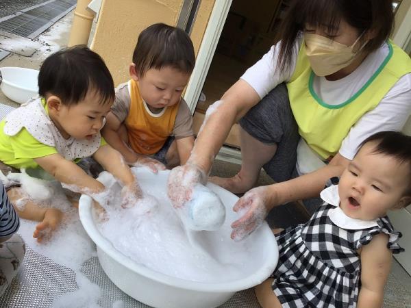 あわあわに興味津々
