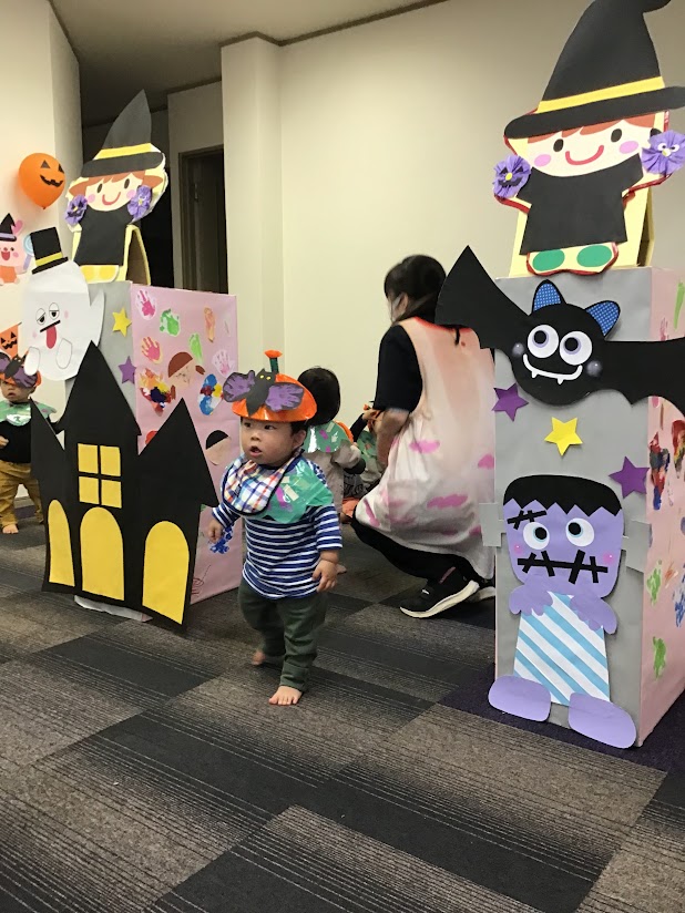保育園の2階がハロウィン会場に! うわー!おばけがいっぱいだ~