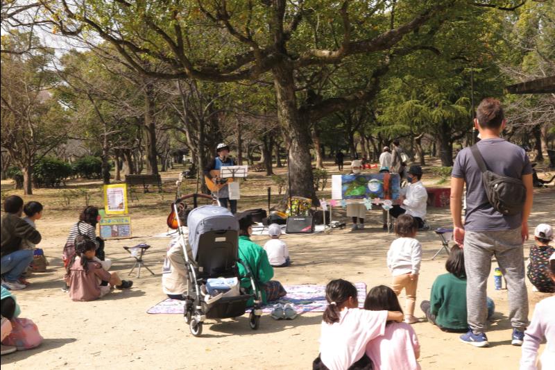 最後はおやくそくのはらぺこあおむし弾き語り♪地域のお子様に大型絵本をめくっていただきました☆