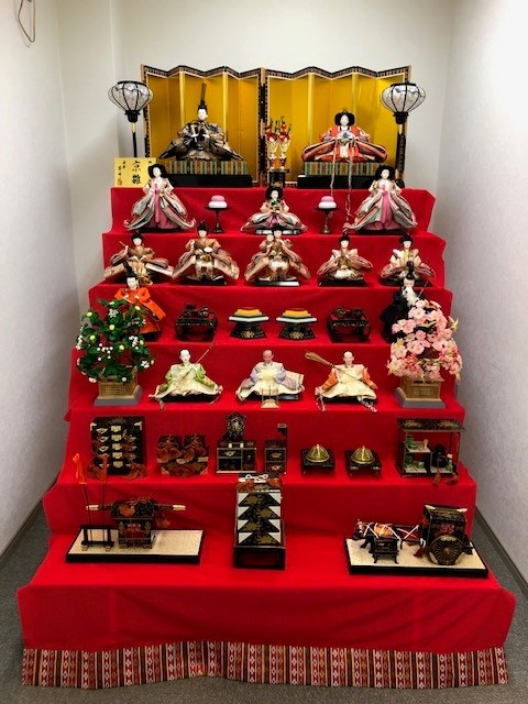 保育園の2階に雛人形を飾りました ^^