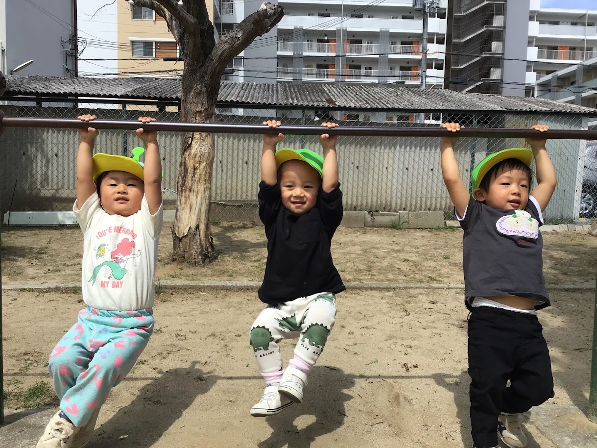 みんなで鉄棒